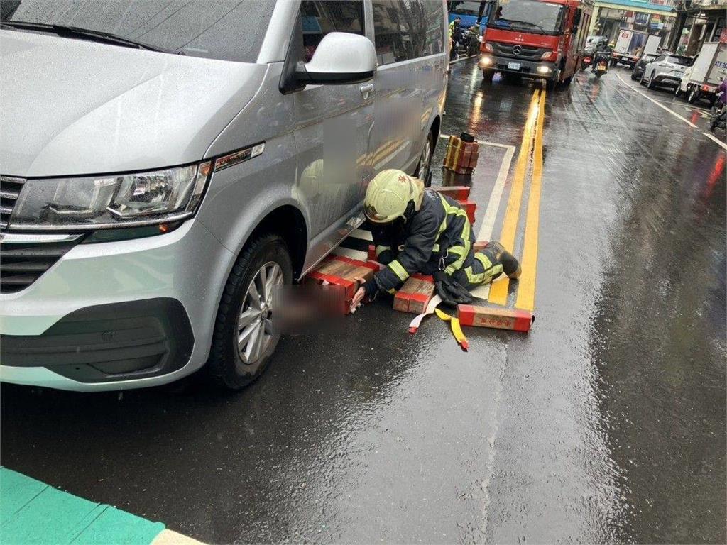 最新／62歲男「切西瓜」遭復康巴士撞　慘捲車底命危急救中