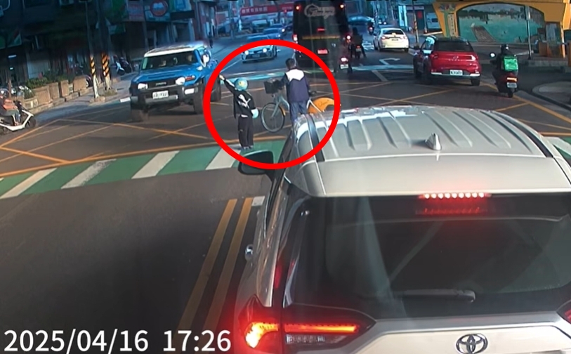 2童過馬路「舉手30秒求停讓」遭10車無視!無奈返回人行道 畫面惹怒全網