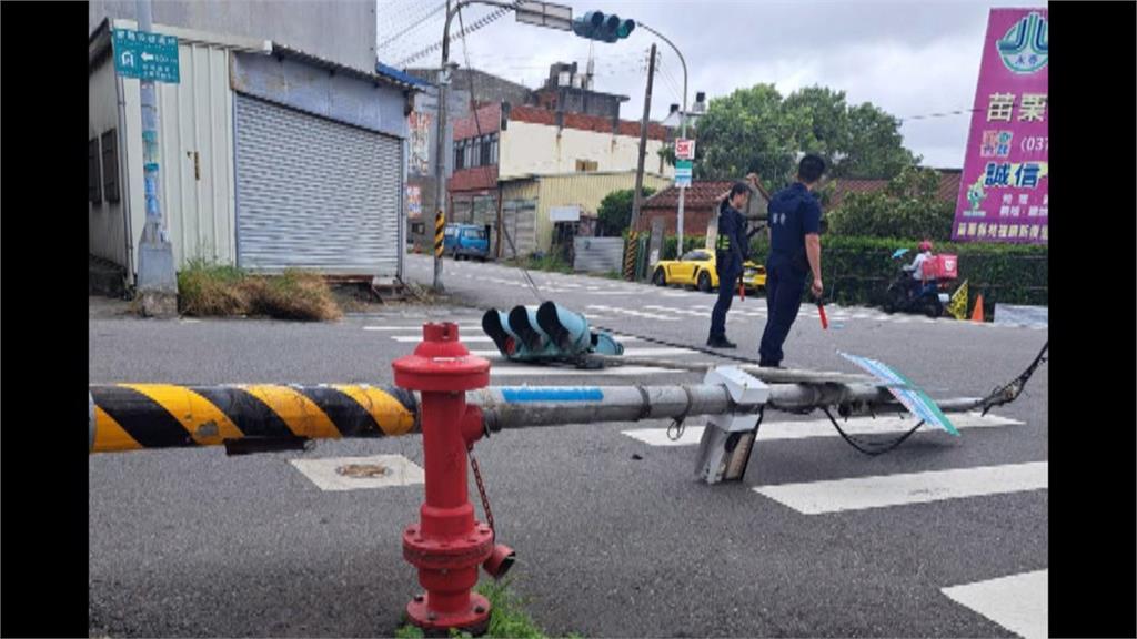 有夠大的風!　苗栗苑裡號誌燈桿遭攔腰吹斷