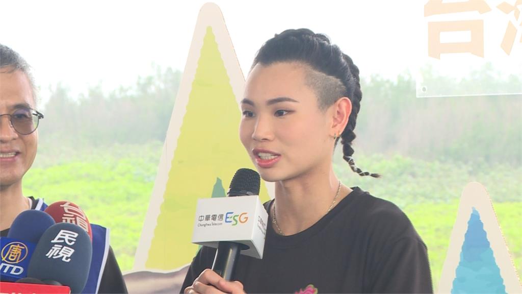 小戴用球拍做公益　中華電信宣布造林計畫再加碼