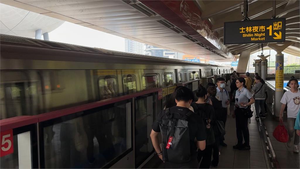 醉漢大鬧北捷車廂! 踩到人不道歉還飆罵爆衝突