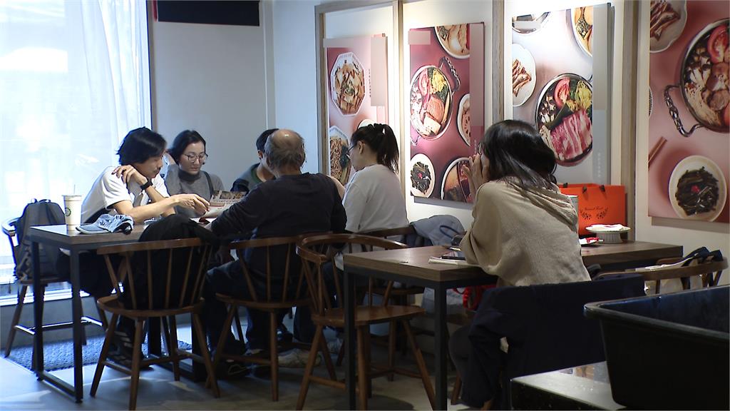 獨／王瞳好友麵店遭找碴？　闆娘控店門口螢幕遭強拆