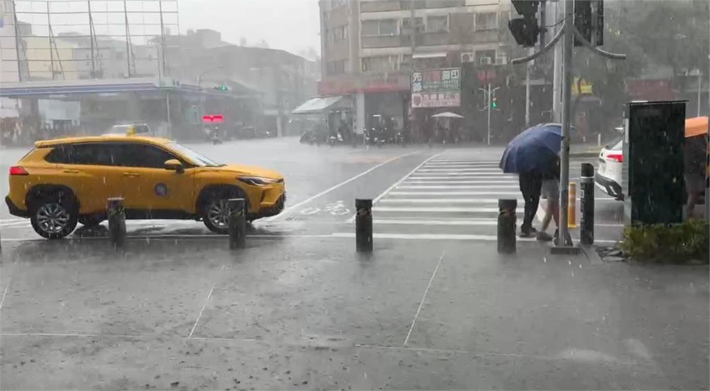 快新聞/大雷雨無情開炸!港都高雄瞬間變雨都 雷擊聲響全都錄