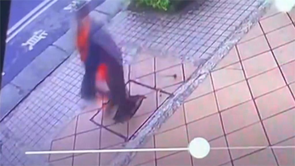 人行道天坑路人「被吃腳」 放三角錐又有人「中獎」!