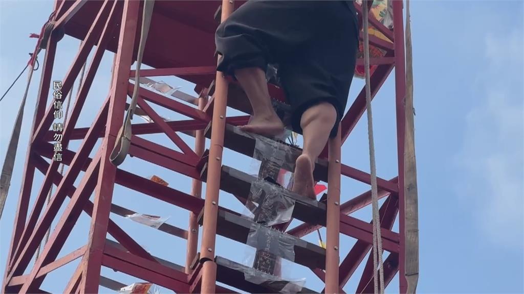 高雄宮廟乩童赤腳爬6層樓高釘梯 吸民眾圍觀