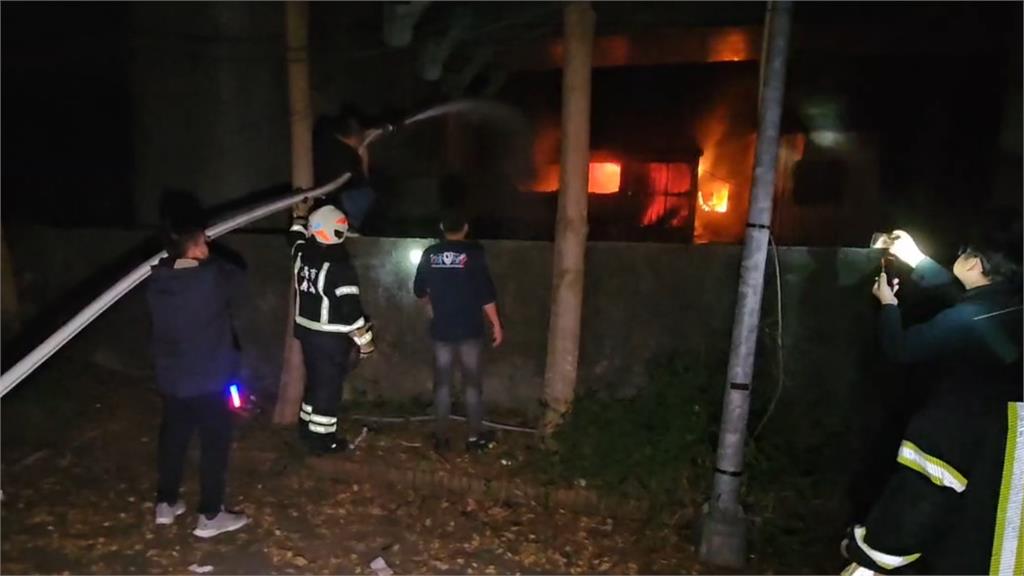 快新聞／基隆暗夜惡火！鐵皮屋「燙到發紅」　駭人景象曝光了