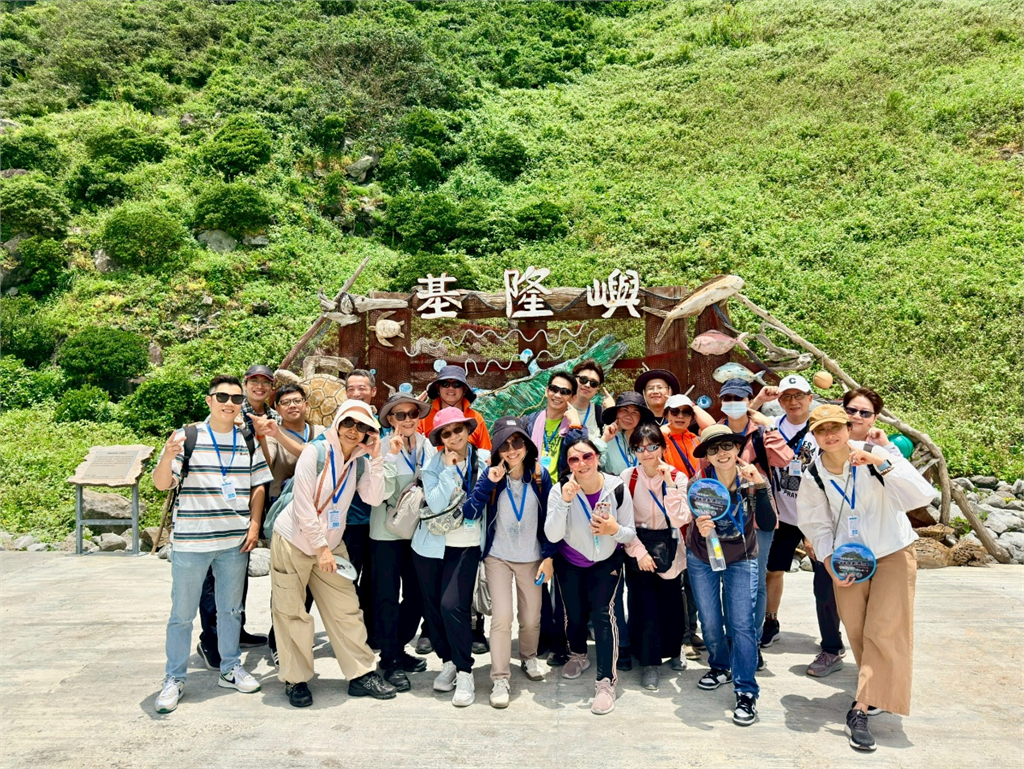北市藥師公會尹岱智理事長率白袍藥師登基隆嶼淨灘 攜手企業守護海洋