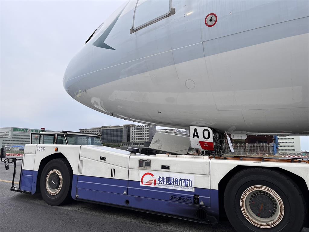 快新聞／引擎冒煙！地勤車拖國泰班機「油管爆裂」　桃勤：未影響航班