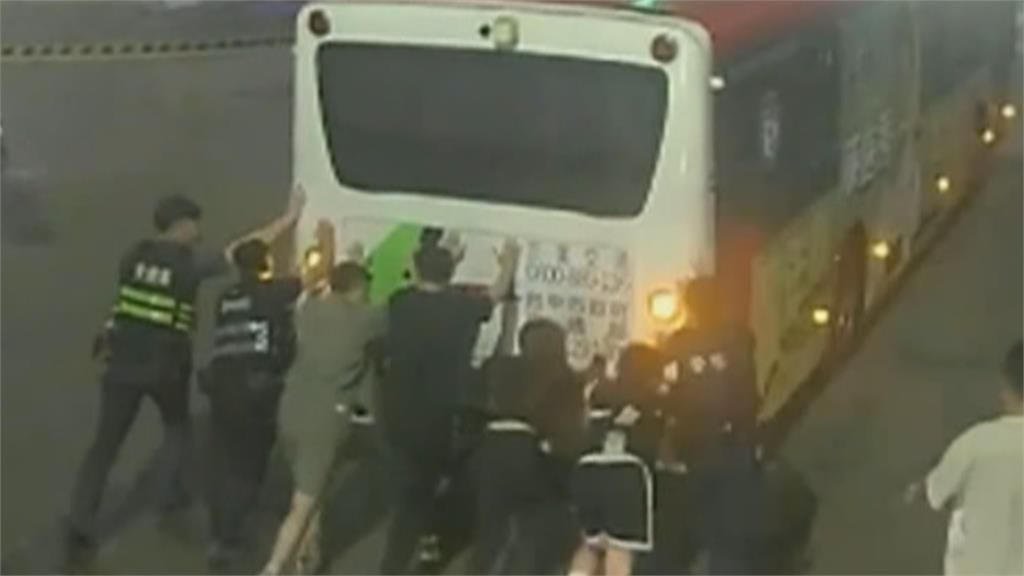 台中深夜末班電動公車「刁車」　卡在路口警民7人合作推車
