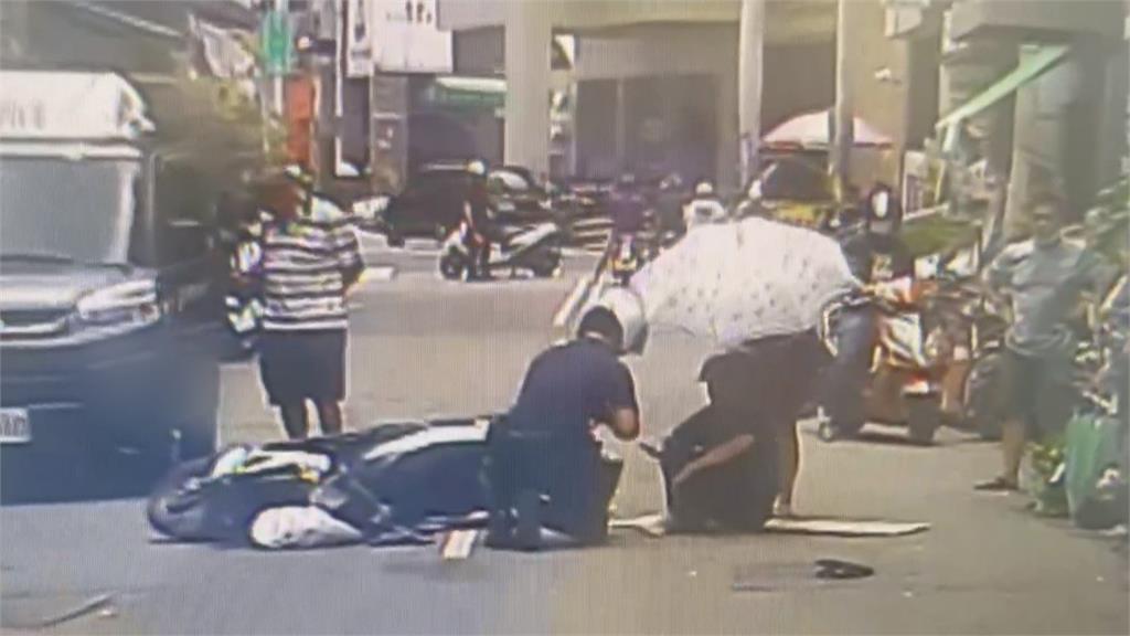 彰化臨停車突開門! 騎士慘遭擊落險釀二次車禍