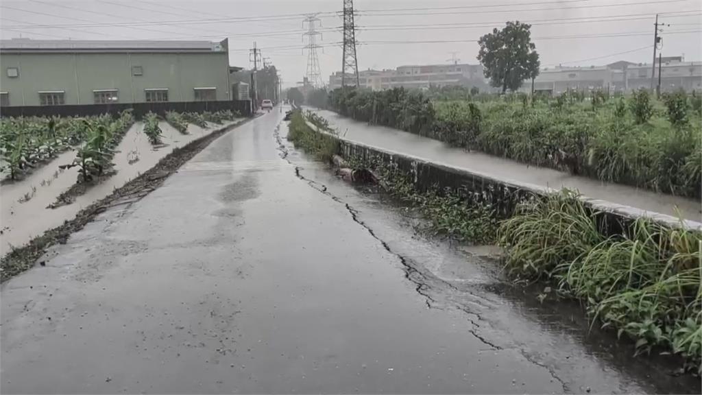 宛如「吃路蛇」　高雄豪雨道路塌陷裂痕一百公尺