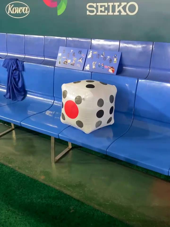 經典賽(影)／幸運骰子抵東蛋！台灣隊休息室「宋88」怎麼骰都6、盼複製12強強運