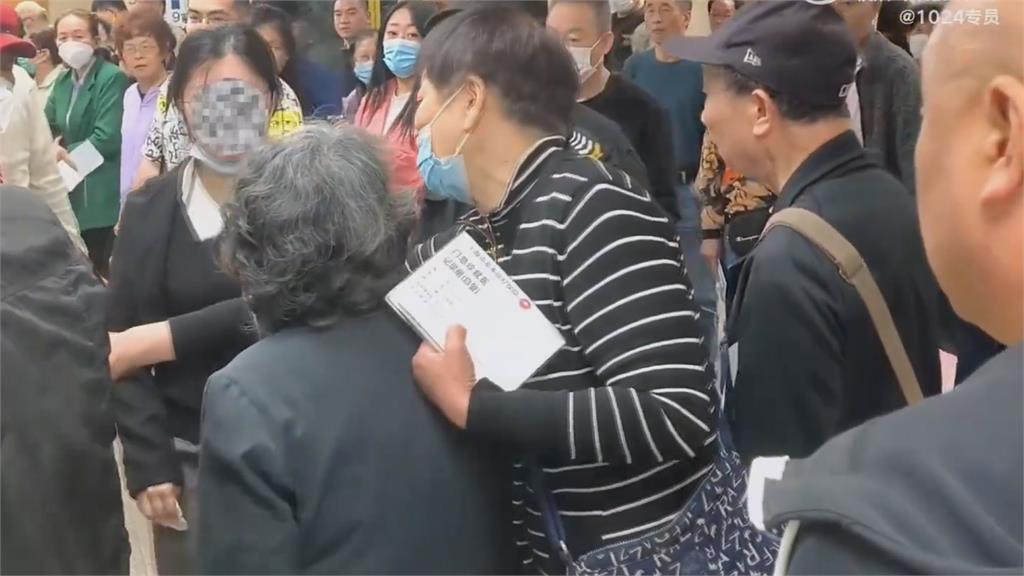 中國女在醫院插隊!被勸還嗆「關你屁事」 大爺不滿上前打一巴掌