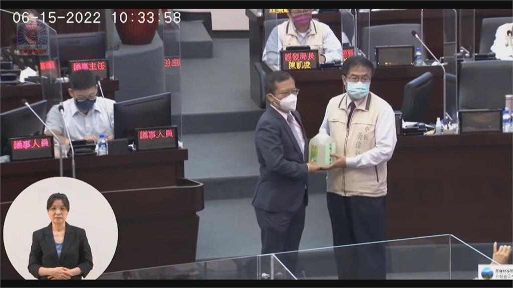 刀指謝龍介！　綠議員贈屠龍刀挺黃偉哲連任