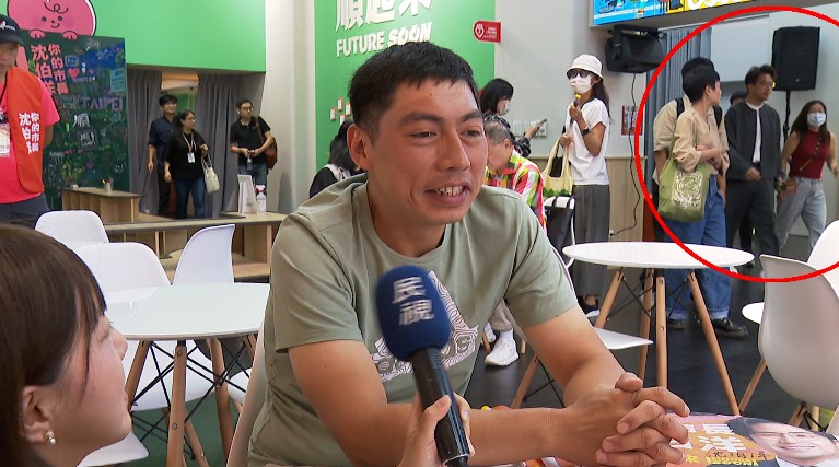 獨/沈伯洋競總10點開放參觀 支持者冒雨報到打卡本人驚喜快閃