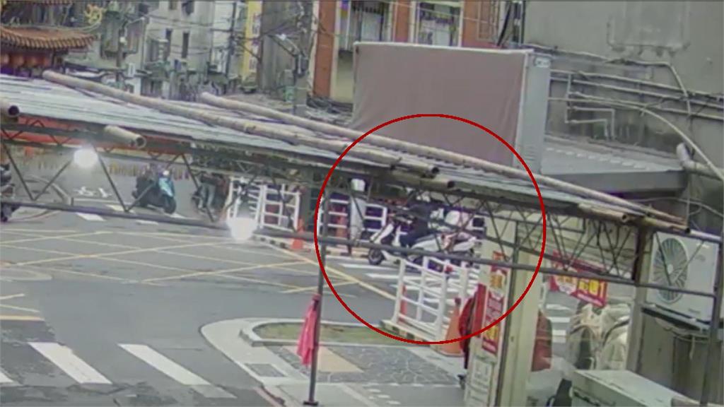 新北蘆洲街頭爆警匪追逐　竊盜通緝犯毒駕闖紅燈遭警方攔查