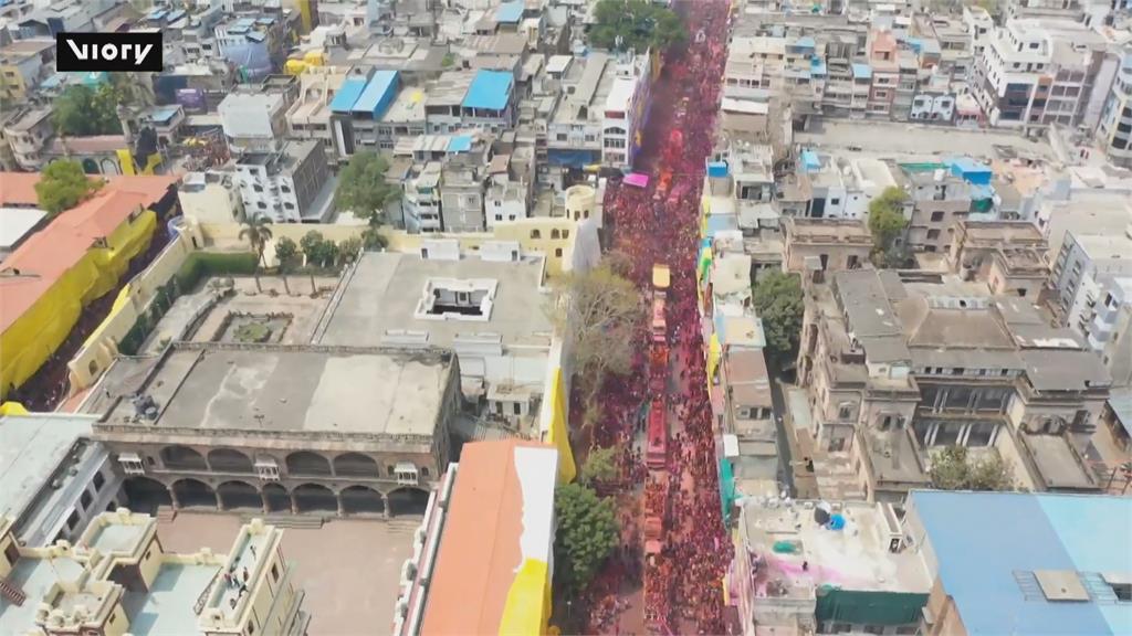 印度印多爾市歡慶荷麗節　當局射水、撒彩粉慶祝