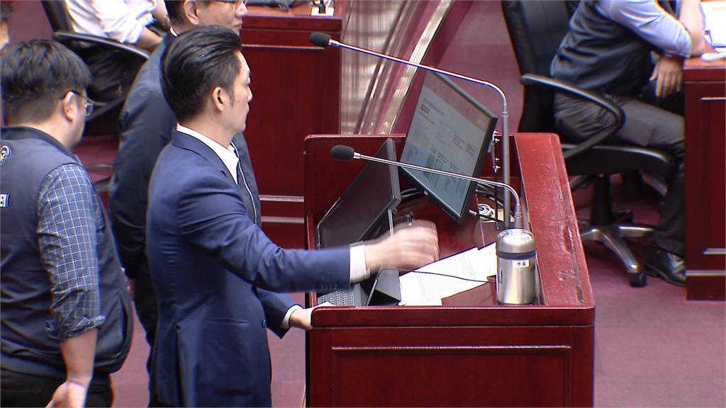 沈伯洋酸蔣「市政不熟才看稿」 蔣萬安看稿凸槌片段曝光!