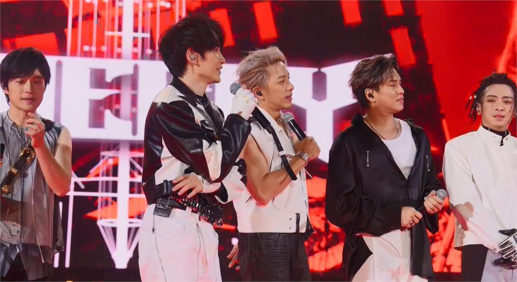 五月天開唱合體Energy 挑戰16蹲 「五月天」上海開唱!合體Energy尬舞「16蹲」