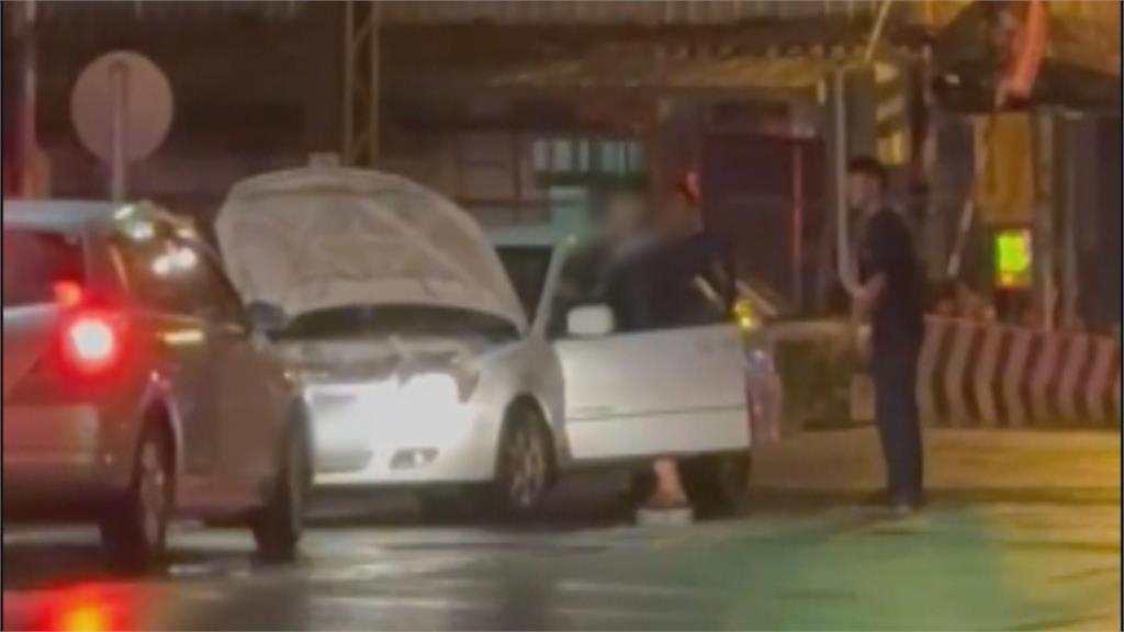 轎車拋錨卡平交道旁柵欄上 學生趕課見老翁受困 急翻牆幫忙推車