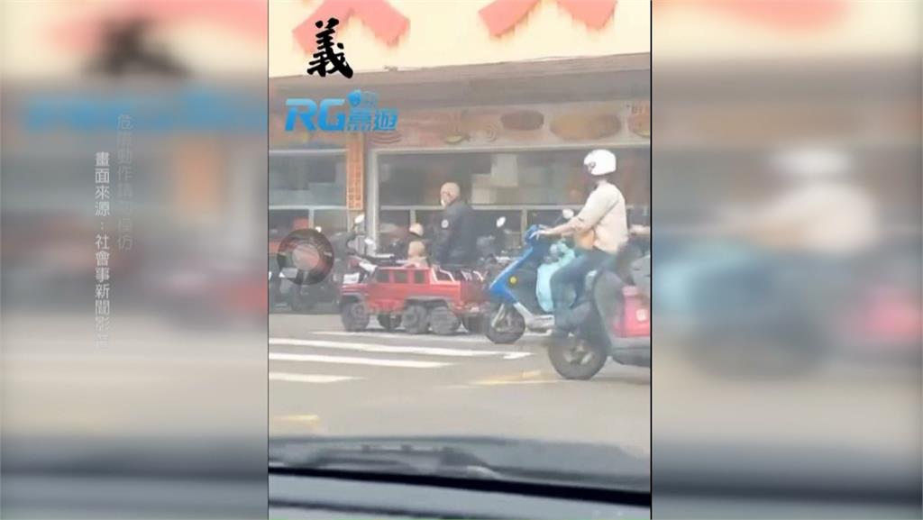 危險!家長騎機車載嬰 後座嬰兒「跨坐扛肩」無防護措施