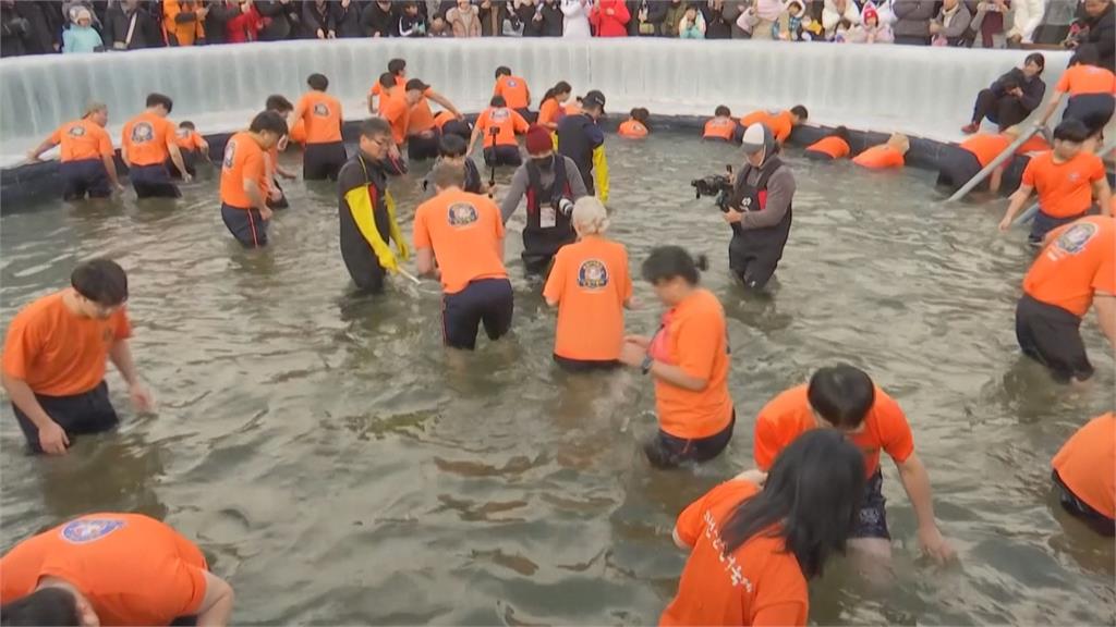 南韓冬季限定！6萬多人不畏低溫　零下9度下在冰河面釣魚