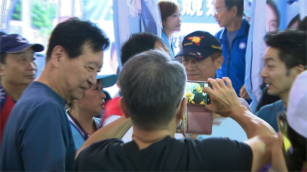 蔣萬安同台趙少康咬耳朵　綠議員酸：專訪遲遲未敲定　趙情何以堪？