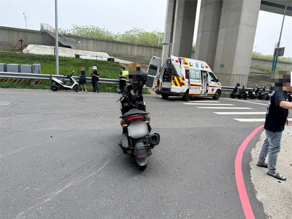 最新／五股警匪追逐！開車猛撞偵防車「車頭全毀」　驚險畫面曝光