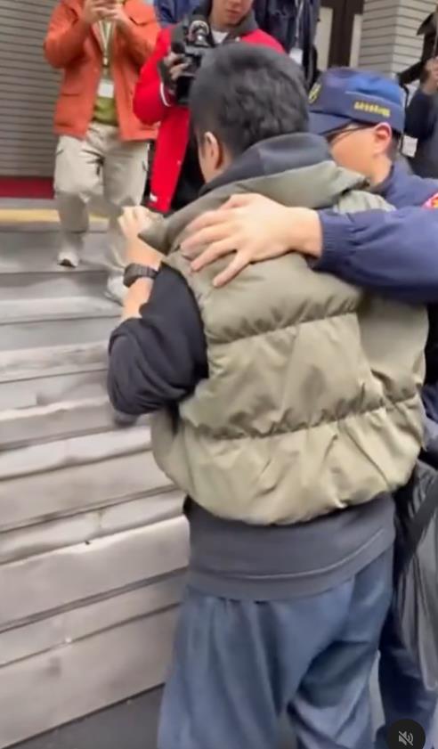 徐巧芯助理想帶「危險違禁品」衝議場!遭警方「當場抓住」畫面曝光