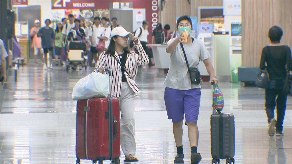 松機大跳電!機場大廳黑漆漆 旅客傻眼摸黑拖行李