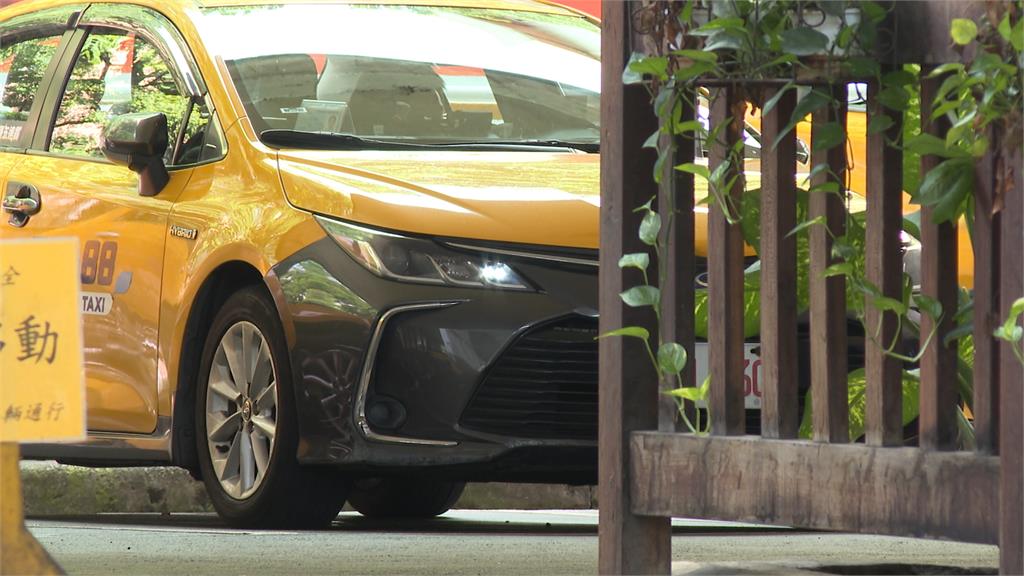 行車糾紛！小黃運將猛閃「強光燈」挑釁　還持刀下車理論、轎車駕駛嚇壞