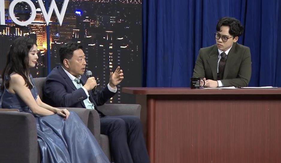 Albee揭《夜夜秀》爭議內幕!道歉文認了「沒聽清就笑」 中國流亡記者登《夜夜秀》譏罕病者 Albee歸咎「這原因」:沒聽清就笑了