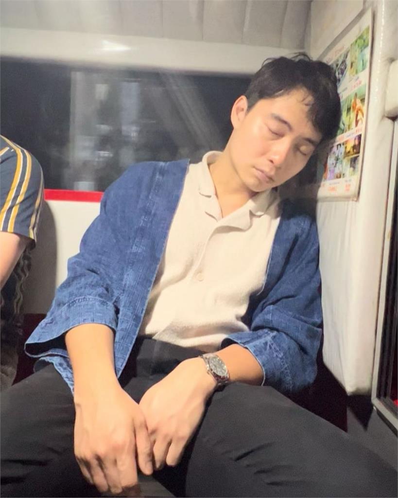 羅傑叔叔「招牌橘衣全卸」衝出猛獸!「水底哥吉拉」關不住4百萬人嚇爛:嗨呀…