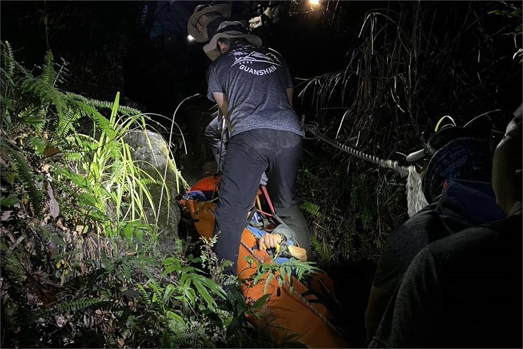 快新聞/白天拚到黑夜!台東栗松溫泉民眾摔斷腿 消防隊艱苦救援畫面曝光
