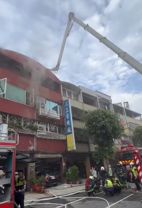 快新聞/彰化透天厝火警濃煙直竄! 「3人一度受困屋頂」消防急灌救