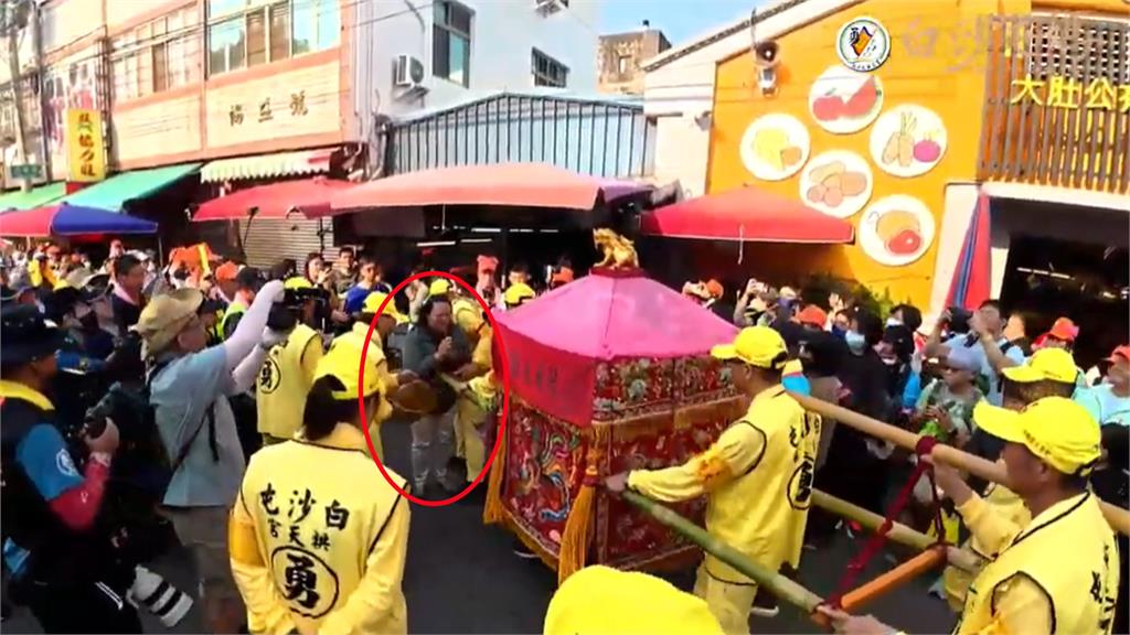婦人焦急祈禱「粉紅超跑」突轉向衝向她!信眾淚喊「白沙屯媽祖聽見了」
