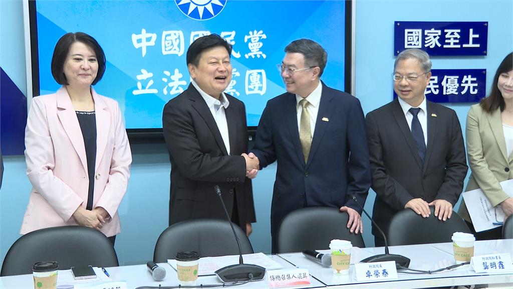罷傅二階達標態度大變?傅崐萁為卓揆等門又服務喝咖啡