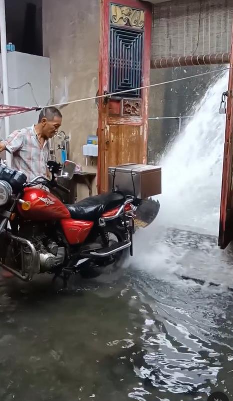 風災家中大淹水！淡定阿北「用機車排水」從容影片曝光網讚：真男人