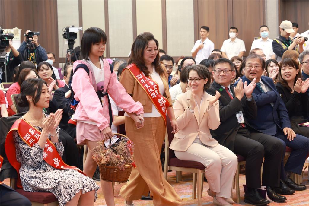 快新聞/讓良善力量持續循環 蕭美琴表揚金扶獎得主:兒少是國家最寶貴的資產