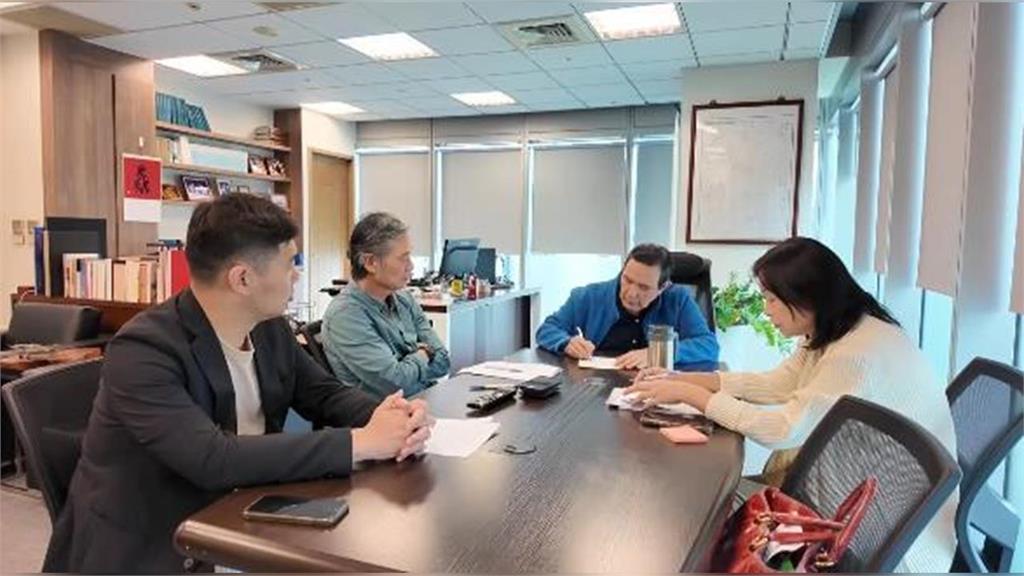 打臉周美青聲明!馬英九駁失智「現身露臉」金溥聰抱胸死盯簽字 畫面曝光