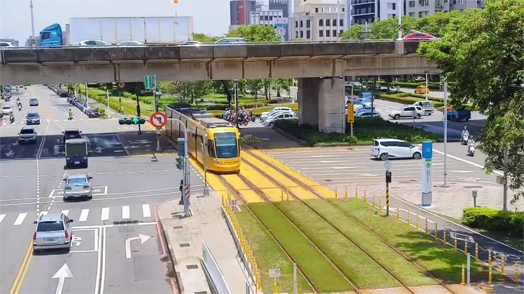 轎車搶快卡路口！　害高雄輕軌無法通行代價曝光