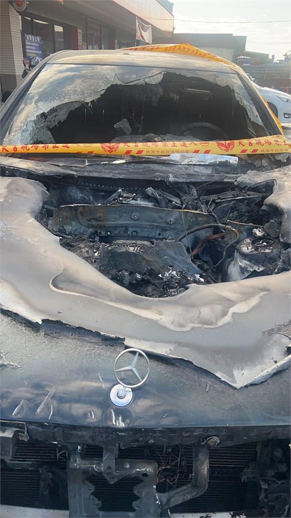 老車釀禍?桃園轎車突火燒車! 駕駛車內休息急被叫醒幸未釀傷亡