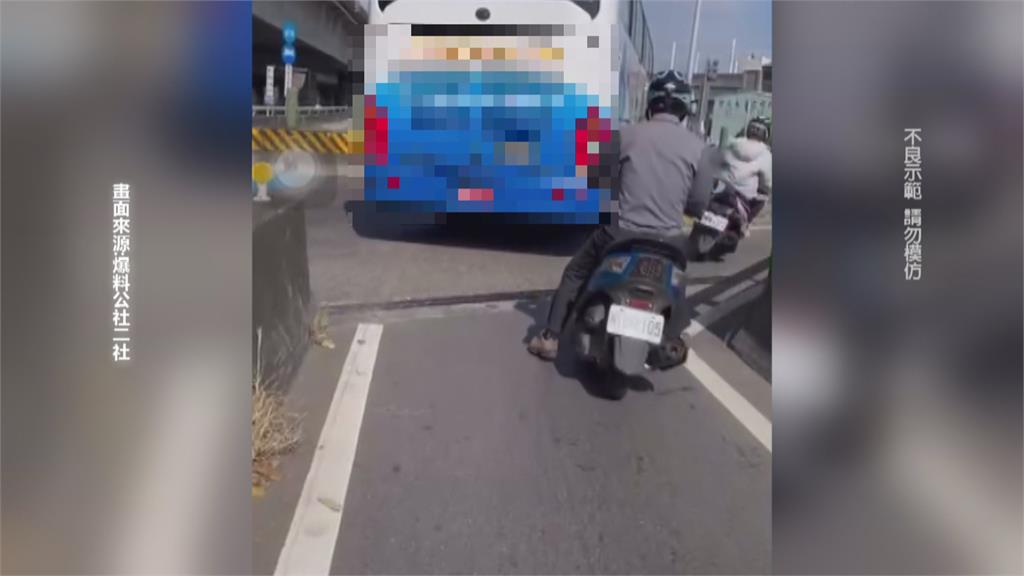 實在好窘!遊覽車誤闖機車道「嚕牆」 激起煙塵民眾傻眼