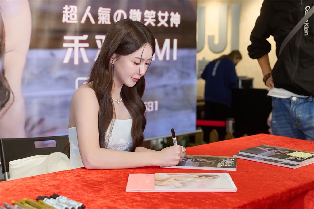 啦啦隊(圖多)／富邦女神簽書見面會爆滿！王齊麟愛妻十元挺孕肚力挺還送這浮誇好禮