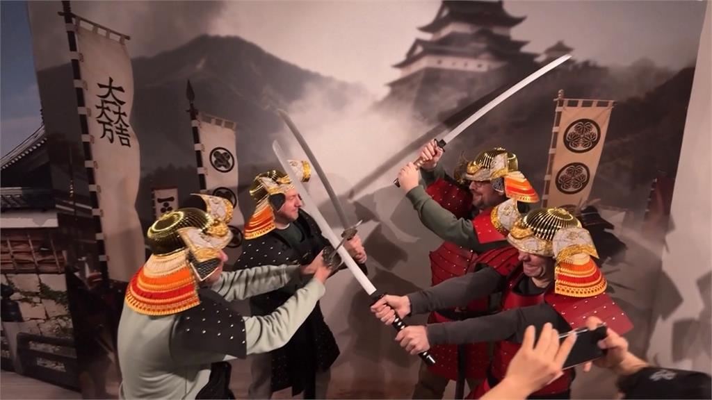 日本新景點！　新宿武士博物館　遊客體驗穿盔甲、握武士刀