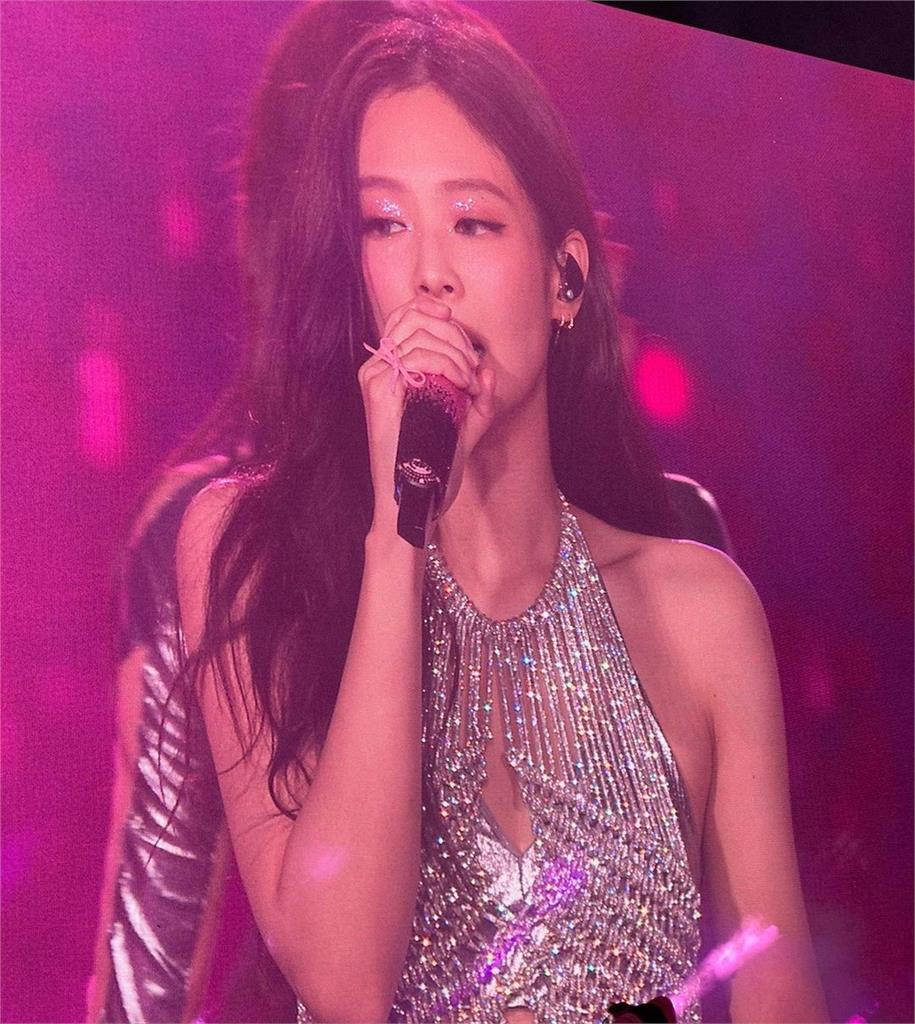 Jennie「激辣舞台服」私照流出！短洋裝化身「粉紅芭比」美腿全現形