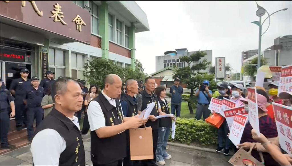 嘉義縣太保市普發現金3千元卡關 市民不滿抗議