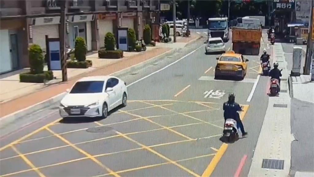 違規併排拒檢!嫌逆向撞人棄車逃 落網搜出「這1物」下場慘了