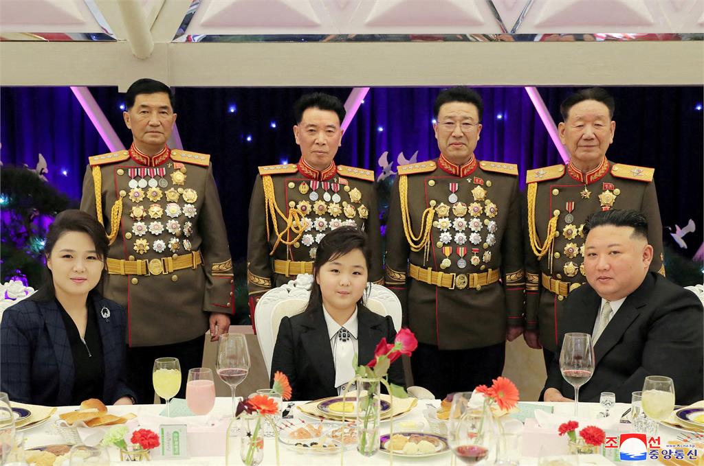 金正恩傳健康亮紅燈 可望接班?女兒金朱愛現身閱兵典禮