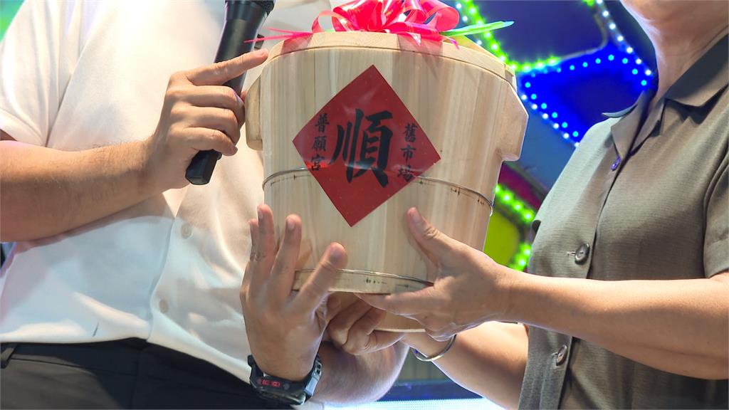 來不及了！沈伯洋連跑兩廟平安宴　支持者搶簽名合照「幕僚急出手沒收筆」